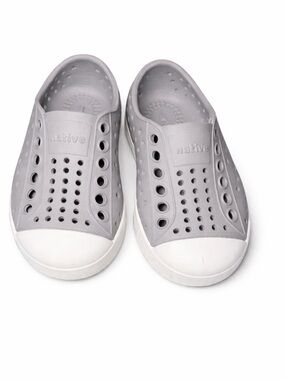 Native Kids Slip-On Water Shoes in Light Gray and White size C4